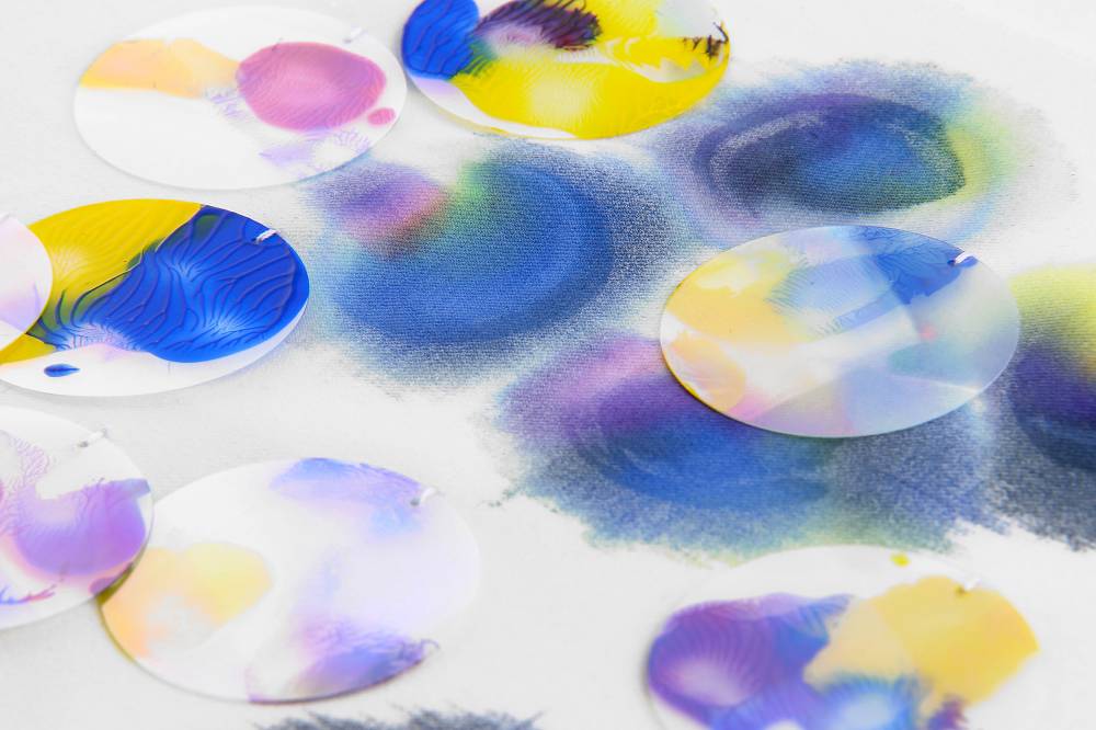 Coloration - Coloration sur plastique et tissu - créé par Invenio Flory