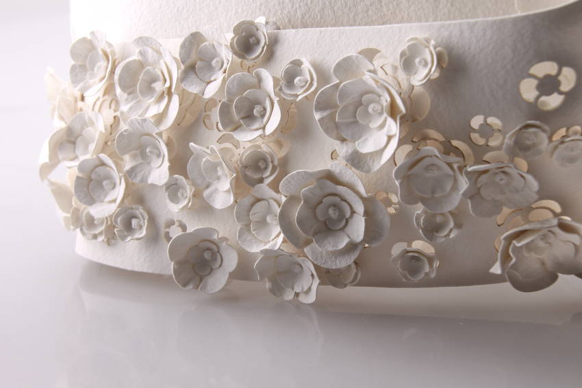 Sculpture de papier - Fleurs de papier brodées créées par Invenio Flory pour la maison Chanel