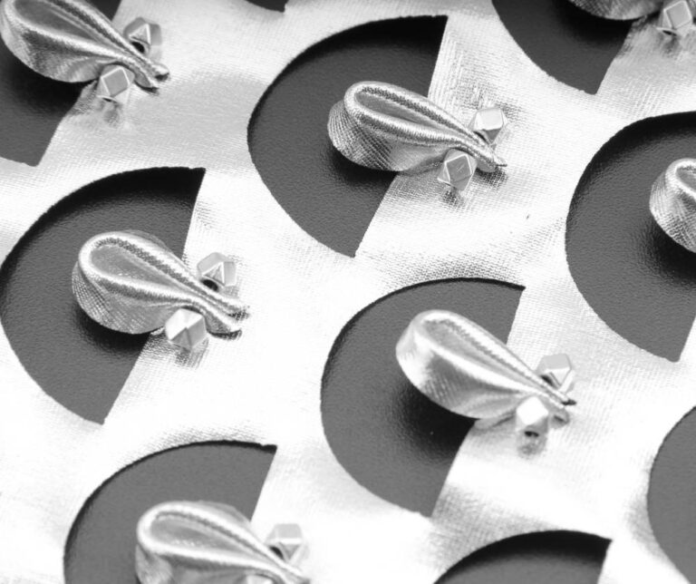 Silver mesh brodé créé par Invenio Flory