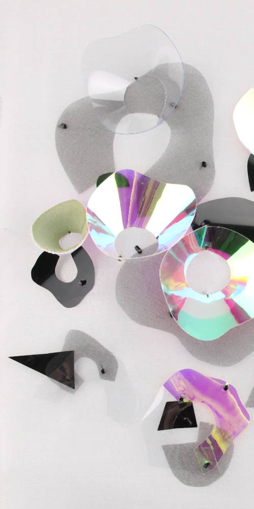 Tâches iridescentes brodées créées par Invenio Flory