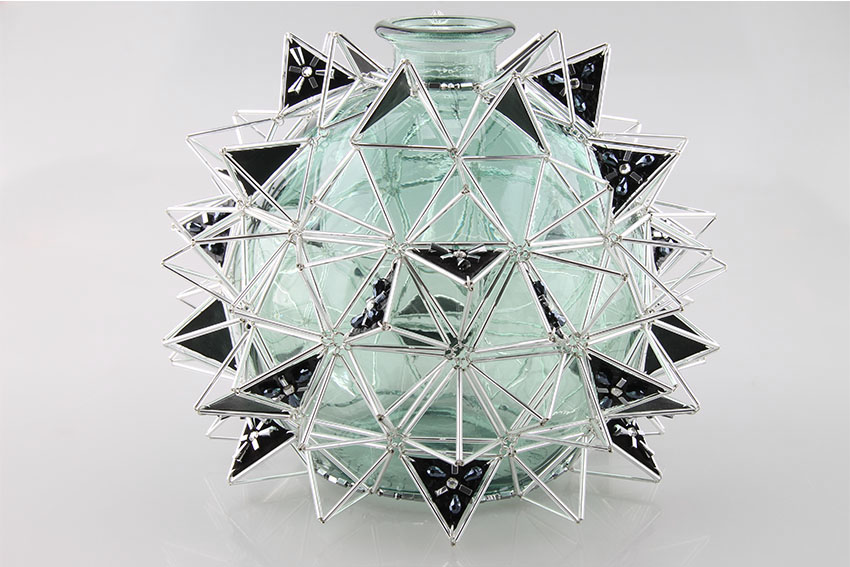Habillage de dame Jeanne en cote de maille de tube de verre et broderie